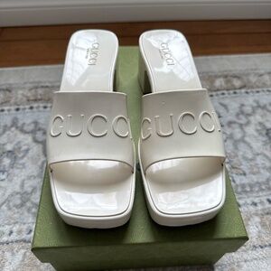 GUCCI cream rubber slide sandal